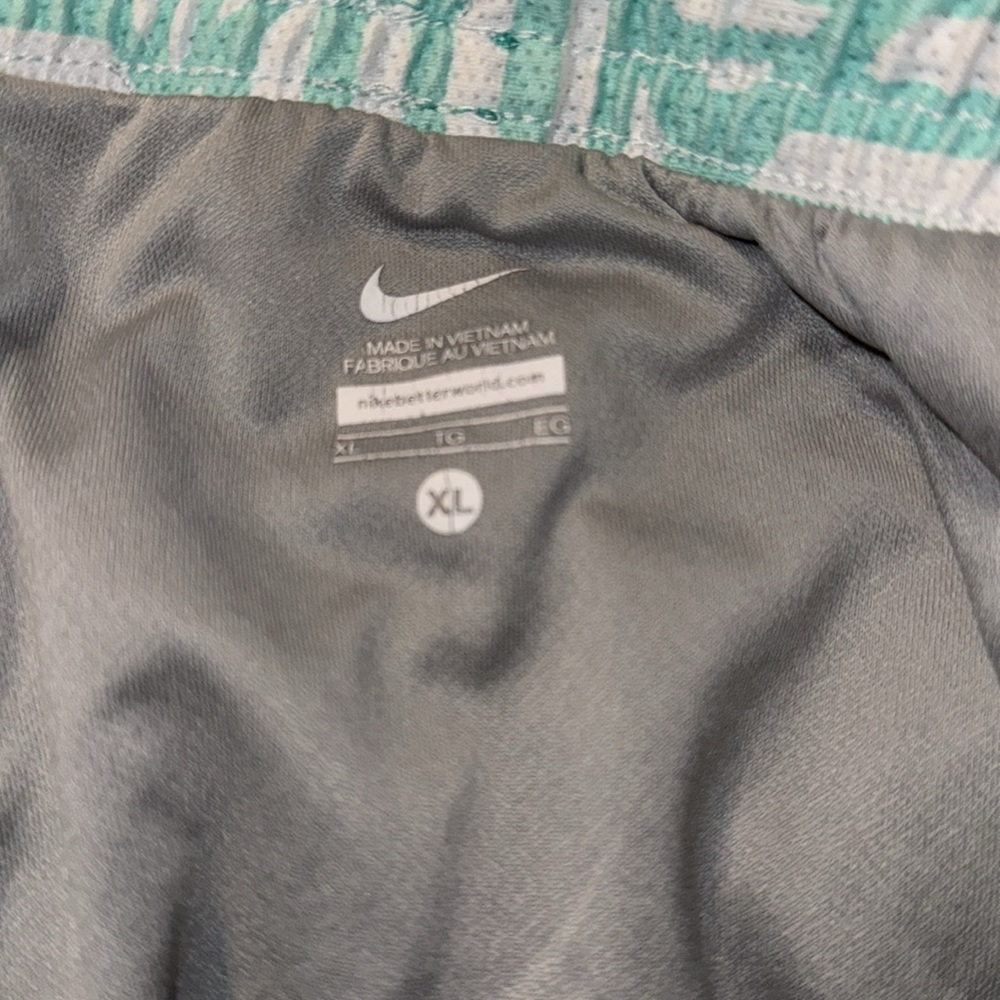 Nike shorts size extra large, running green and white - Picture 3 of 4